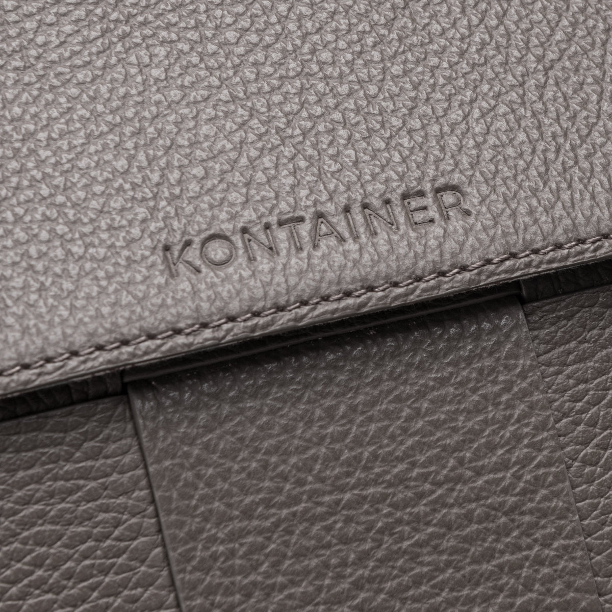 KONTAINER logo præget i læder på Marilyn grå skuldertaske