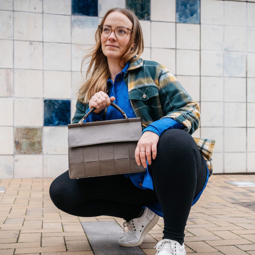 Marilyn grå skuldertaske i læder båret crossbody