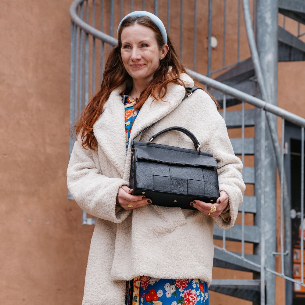 1. Marilyn sort skuldertaske båret crossbody